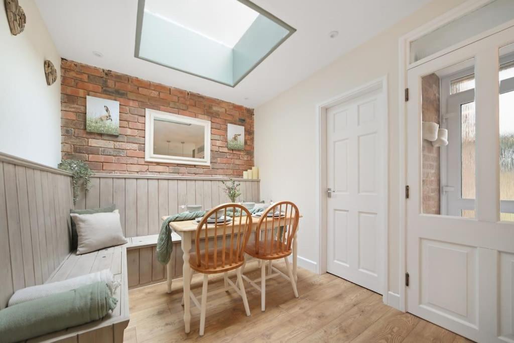Picturesque Victorian Cottage Worcester Exterior photo