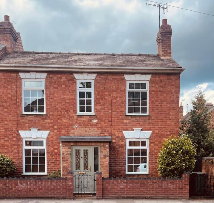 Picturesque Victorian Cottage Worcester Exterior photo