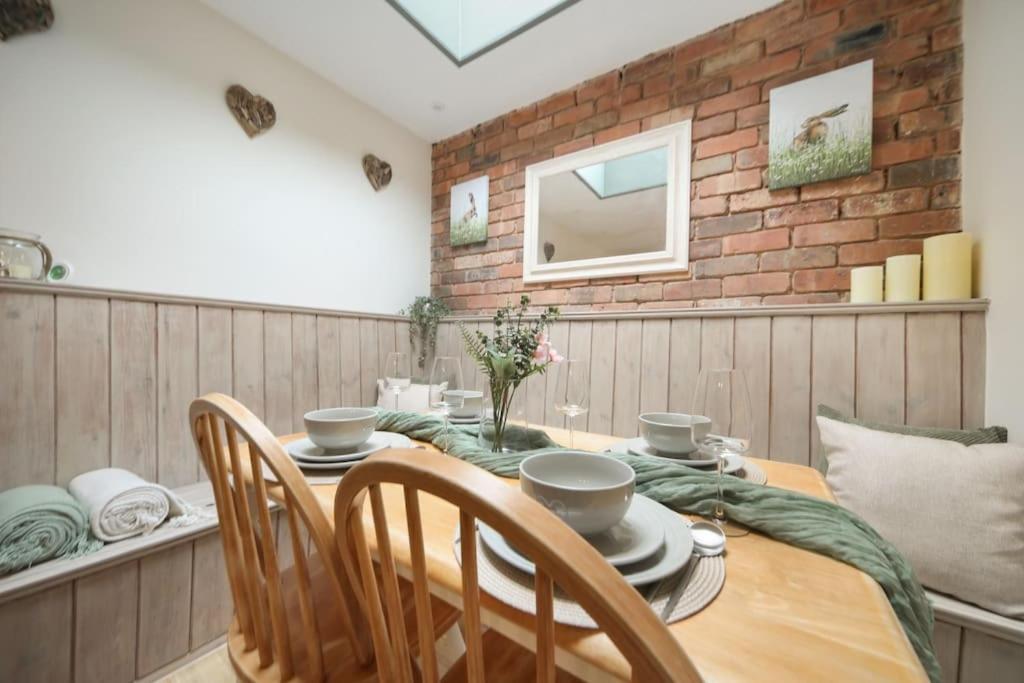 Picturesque Victorian Cottage Worcester Exterior photo